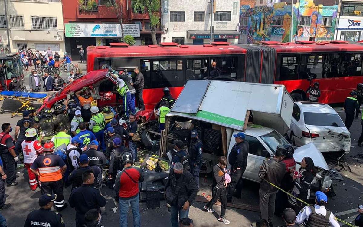 Cdmx Metrobús Choca Con Autos En Insurgentes Deja Al Menos 6 Lesionados El Equilibrista 8157