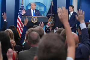Corte Suprema permite a Trump poner fin a ciudadanía de hijos migrantes en EU