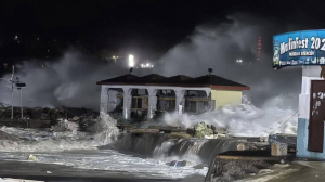 Huracán «Erick» arrasa en Puerto Escondido: Destruye restaurantes y deja deslaves en Oaxaca