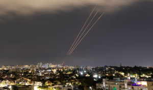 Irán lanza docenas de misiles contra territorio israelí