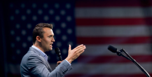 El activista conservador Charlie Kirk es baleado en tiroteo en una universidad de Utah