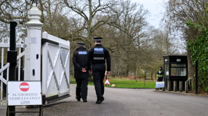 La policía registra una mansión real mientras continúa la investigación al hermano del rey de Inglaterra