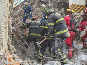 Bomberos rescatan a la tercera víctima del derrumbe de un edificio en San Antonio Abad
