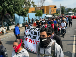 Normalistas rurales marchan hacia la DGESuM en la Ciudad de México