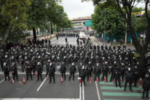 CNTE detiene su marcha; cientos de policías impiden su paso hacia el estadio Azteca