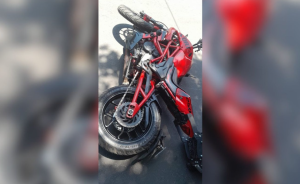 Mueren dos motociclistas tras ser embestidos por un camión; conductor huyó