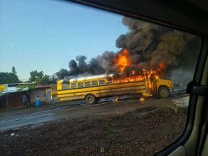 Bloqueos de vías y violencia en Michoacán tras las detenciones de nueve presuntos integrantes de una organización delictiva