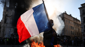 Francia anuncia toques de queda parciales tras disturbios en protestas del fin de semana