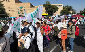 Trabajadores del IMSS marchan en rechazo a propuesta salarial en víspera de consulta sindical