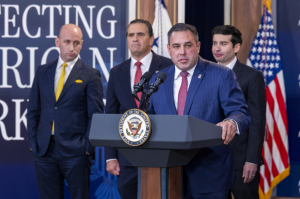 La administración Trump suspende a Microsoft programa de green cards para empleados